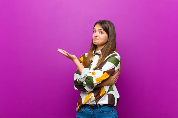 Young Pretty Woman Feeling Confused Clueless Wondering Doubtful Explanation Thought — Stockfoto