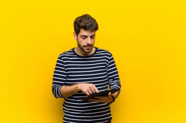 Genç yakışıklı adam turuncu arka planda