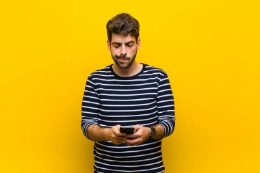 Genç yakışıklı adam turuncu arka planda