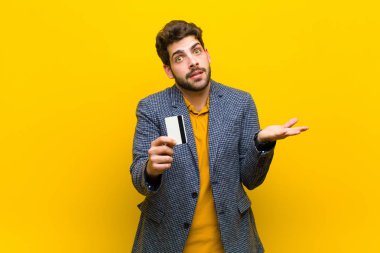 Genç yakışıklı adam turuncu arka planda