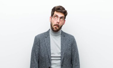 Aptal, çılgın, şaşırmış bir ifadeyle genç menajer. Yanakları şişmiş, içi doldurulmuş, şişman ve yemek dolu.