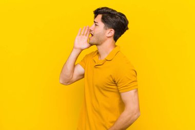  Yana uzayı kopyalamaları için öfkeyle ve yüksek sesle bağırıyordu.