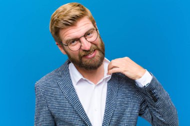 Stresli, endişeli, yorgun ve hayal kırıklığına uğramış, gömleğini çekmiş, sorunlu görünüyor.