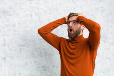 Korkunç bir hata yüzünden dehşete düşmüş ve şok olmuş bir halde elleri baş başa kaldırıyorlardı.