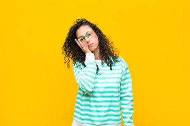 Genç, güzel bir kadın yorgun, sıkıcı ve sıkıcı bir görevin ardından sıkılmış, hayal kırıklığına uğramış ve uykulu hissediyor.