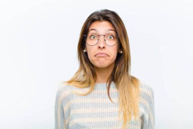 Genç, güzel bir kadın üzgün ve stresli. Kötü bir sürpriz yüzünden üzgün. Beyaz arka plana karşı olumsuz ve endişeli bir bakış.