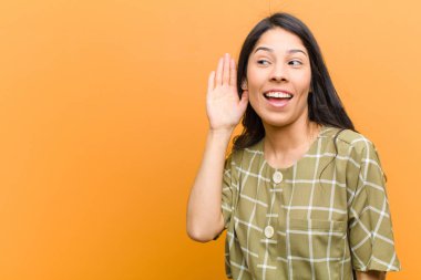 Genç, güzel İspanyol kadın gülümsüyor, tuhaf bir şekilde yan tarafa bakıyor, dedikoduları dinlemeye çalışıyor ya da kahverengi duvara karşı bir sırrı duymaya çalışıyor.