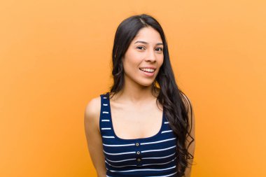 Genç, güzel İspanyol bir kadın. Büyük, dost canlısı, kaygısız bir gülümsemesi var. Olumlu, rahat ve mutlu görünüyor.