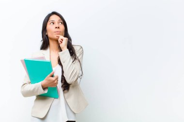 Genç, İspanyol, güzel bir kadın ve bir kitabı var.