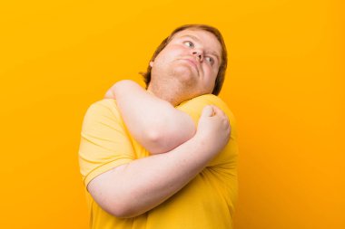 Aşık olmak, gülümsemek, kendine sarılmak, bekar kalmak, bencil ve bencil olmak.