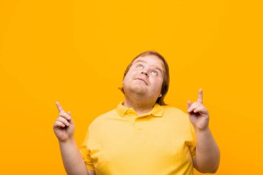 Şaşırmış ve şaşırmış bir bakışla yukarıyı gösteren açık ağızlı bir duygu.