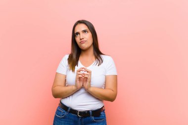 Genç ve güzel İspanyol kadın entrikalar ve komplolar kuruyor, hilekar hileler ve hilekarlıklar düşünüyor, pembe duvara karşı kurnazlık ve ihanet