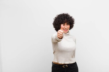 Genç, güzel afro kadın gururlu, kaygısız, kendinden emin ve mutlu, olumlu gülümsüyor.