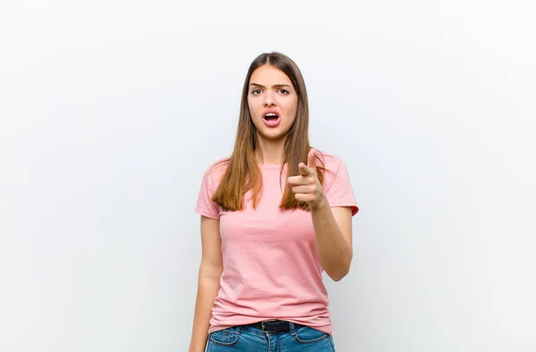 Jovem Bonita Mulher Apontando Para Câmera Com Uma Expressão Agressiva — Fotografia de Stock