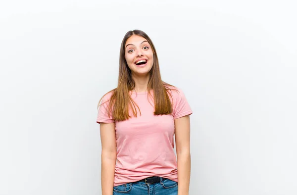 Joven Bonita Mujer Buscando Feliz Gratamente Sorprendido Emocionado Con Una — Foto de Stock