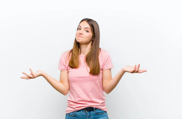 Jovem Bonita Mulher Sentindo Perplexo Confuso Inseguro Sobre Resposta Correta — Fotografia de Stock