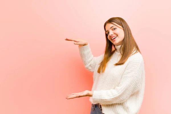 Junge Hübsche Frau Lächelt Fühlt Sich Glücklich Positiv Und Zufrieden — Stockfoto