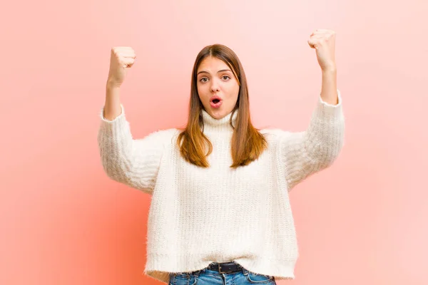 Jovem Bonita Mulher Comemorando Sucesso Inacreditável Como Vencedor Olhando Animado — Fotografia de Stock