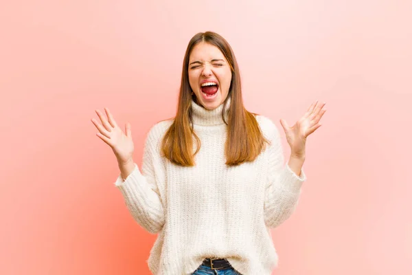 Junge Hübsche Frau Schreit Wütend Fühlt Sich Gestresst Und Genervt — Stockfoto