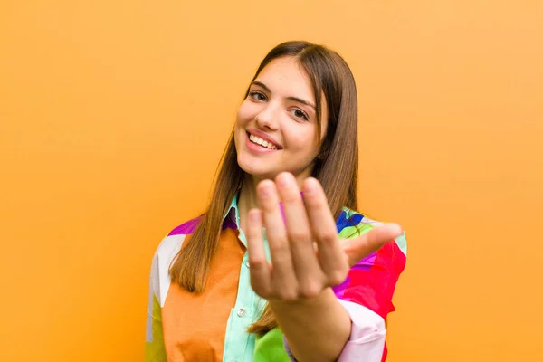 Joven Bonita Mujer Sintiéndose Feliz Exitoso Seguro Mismo Frente Desafío —  Fotos de Stock