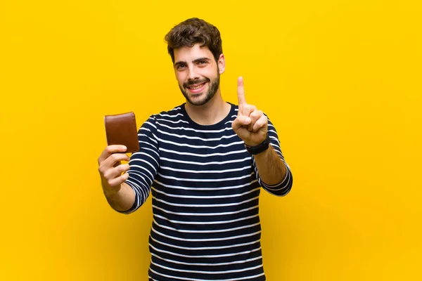 Jovem homem bonito contra fundo laranja — Fotografia de Stock