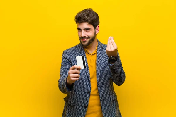 Jovem homem bonito contra fundo laranja — Fotografia de Stock