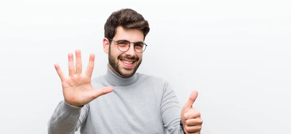 Jonge Manager Man Glimlachend Zoek Vriendelijk Tonen Nummer Zes Zesde — Stockfoto