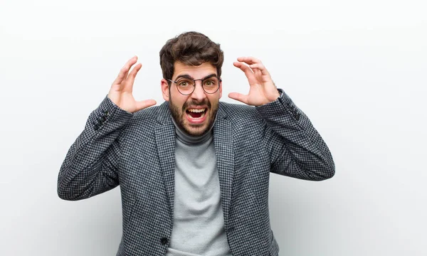 Joven Mánager Gritando Con Las Manos Alto Sintiéndose Furioso Frustrado — Foto de Stock