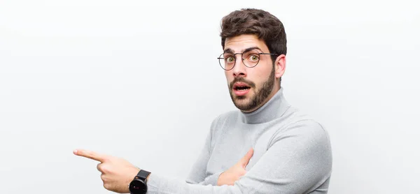 Joven Gerente Hombre Sintiéndose Feliz Sorprendido Sorprendido Cubriendo Boca Con — Foto de Stock