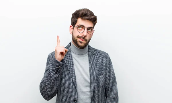 Jovem Gerente Homem Sentindo Como Gênio Segurando Dedo Orgulhosamente Depois — Fotografia de Stock