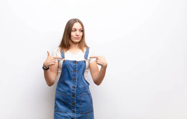 Ung Vacker Kvinna Ser Stolt Positiv Och Avslappnad Pekar Bröstet — Stockfoto