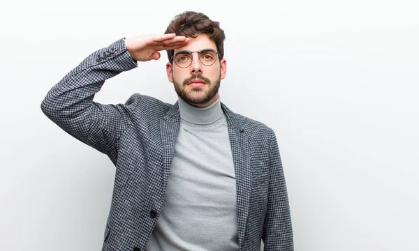 Joven Gerente Saludando Cámara Con Saludo Militar Acto Honor Patriotismo — Foto de Stock