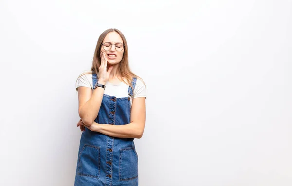 Junge Hübsche Frau Hält Wange Und Leidet Unter Schmerzhaften Zahnschmerzen — Stockfoto