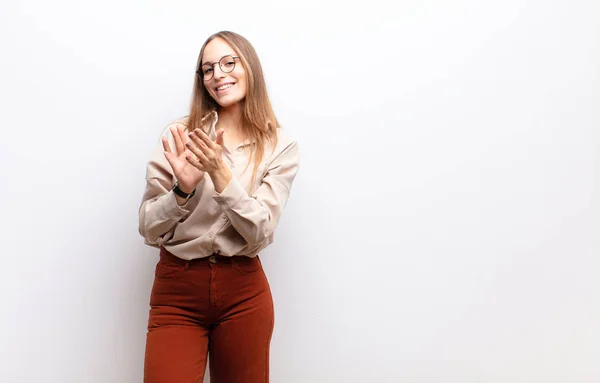 Jovem Bonita Mulher Sentindo Feliz Bem Sucedido Sorrindo Palmas Dizendo — Fotografia de Stock