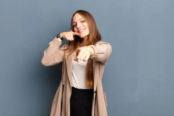 Young Pretty Woman Smiling Cheerfully Pointing Camera While Making Call — Stock Photo, Image