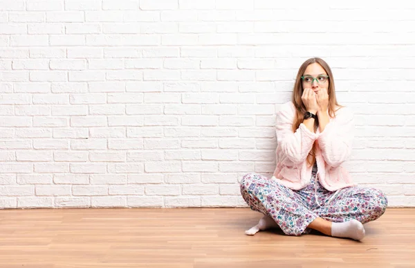 Jonge Mooie Vrouw Kijkt Bezorgd Angstig Gestrest Bang Bijten Nagels — Stockfoto