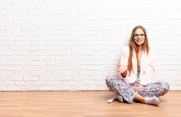 Jonge Mooie Vrouw Kijken Boos Geïrriteerd Gefrustreerd Schreeuwen Wtf Wat — Stockfoto