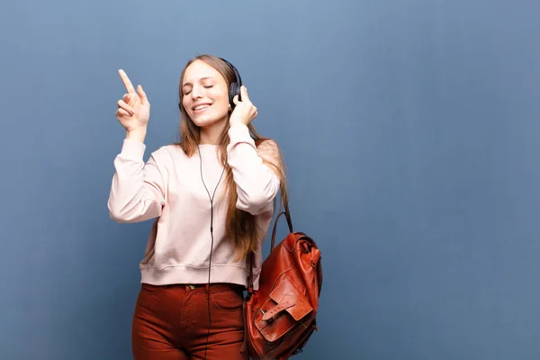 Jonge Mooie Vrouw Tegen Blauwe Muur Met Een Kopieerruimte — Stockfoto