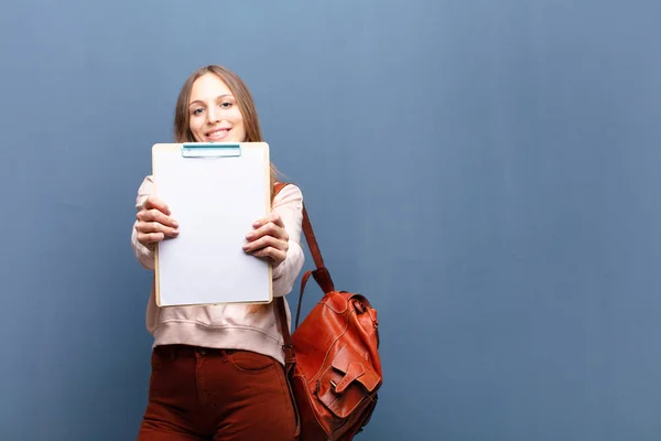 Giovane Bella Donna Con Pezzo Carta Contro Muro Blu Con — Foto Stock