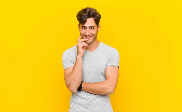 Guardando Felice Sorridente Con Mano Sul Mento Chiedendo Facendo Una — Foto Stock