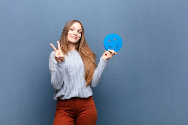 Jong Mooi Vrouw Met Een Glimlach Gezicht Tegen Blauwe Muur — Stockfoto