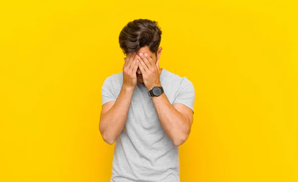 Zich Verdrietig Gefrustreerd Nerveus Depressief Voelen Gezicht Bedekken Met Beide — Stockfoto