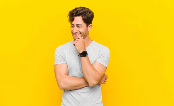 Sonriendo Con Una Expresión Feliz Confiada Con Mano Barbilla Preguntándose —  Fotos de Stock