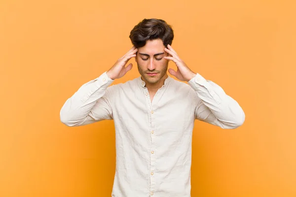 Jovem Bonito Homem Olhando Concentrado Pensativo Inspirado Brainstorming Imaginando Com — Fotografia de Stock