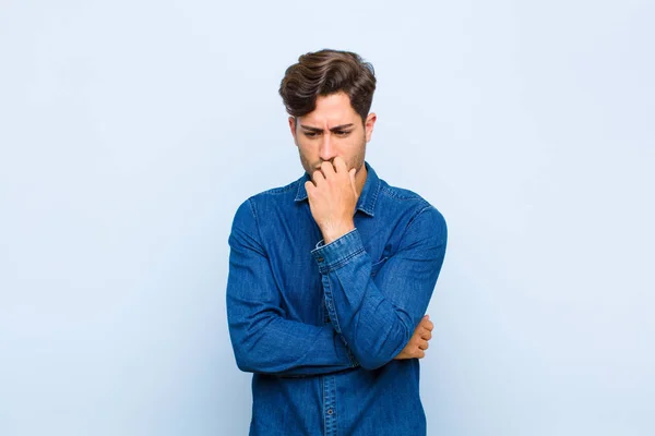 Joven Hombre Guapo Sintiéndose Serio Reflexivo Preocupado Mirando Hacia Los — Foto de Stock