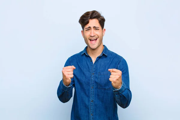 Joven Hombre Guapo Sentirse Sorprendido Emocionado Feliz Riendo Celebrando Éxito —  Fotos de Stock