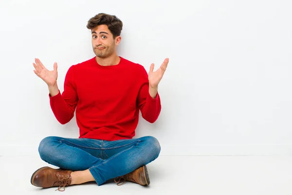 Jonge Knappe Man Die Zich Verbaasd Verward Voelt Twijfelt Weegt — Stockfoto