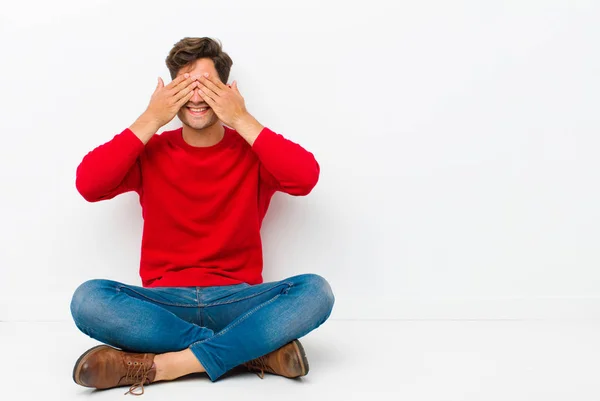 Jeune Bel Homme Souriant Sentant Heureux Couvrant Les Yeux Des — Photo