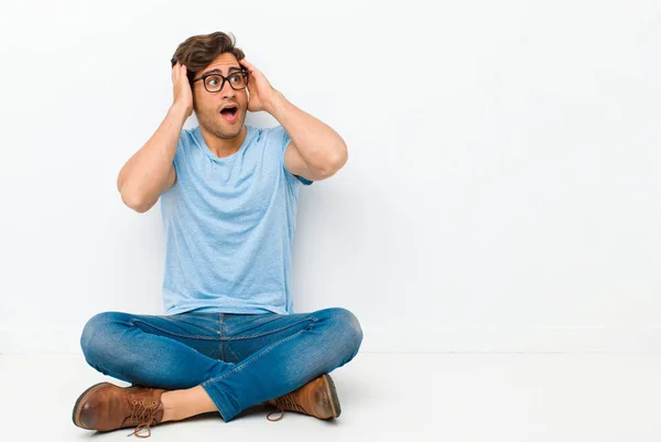 Joven Hombre Guapo Sentirse Feliz Emocionado Sorprendido Mirando Lado Con —  Fotos de Stock