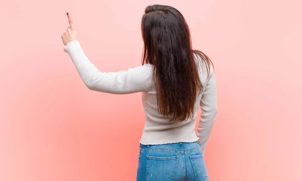 Genç Güzel Bir Kadın Dikilip Fotokopi Alanındaki Nesneyi Işaret Ediyor — Stok fotoğraf